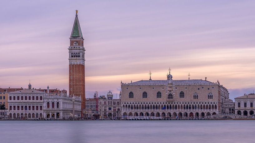 Venedig im violetten Abendlicht von Teun Ruijters