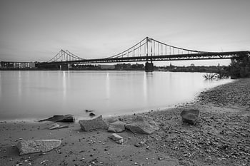 Beleuchtete Rheinbrücke Krefeld-Uerdingen am Abend schwarz-weiß
