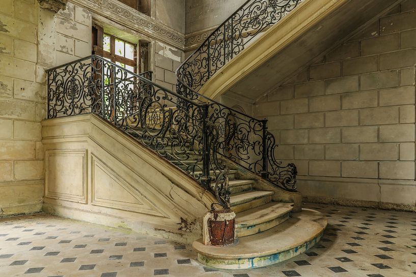 Schönes Treppenhaus in Chateau des Singes von Patrick Löbler