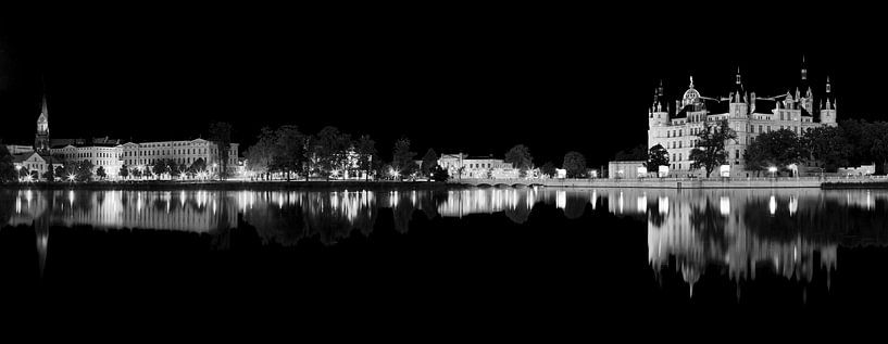 Schwerin Skyline bei Nacht von Frank Herrmann