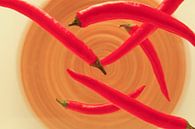 Zwevende rode pepers van Henny Brouwers thumbnail