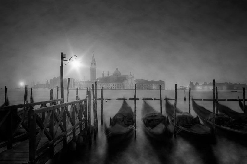VENICE San Giorgio Maggiore bij nacht in de mist van Melanie Viola