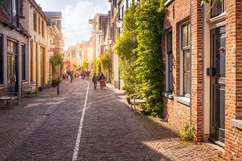 Sonne auf der Walstraat in Deventer Overijssel im Sommer.