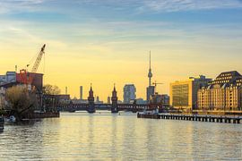 Blick zur Oberbaumbrücke in Berlin von Michael Valjak
