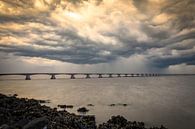 Nuages sombres sur le pont de Zeeland par Marjolein van Middelkoop Aperçu