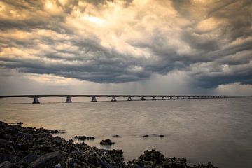 Zeeland Brücke dunkle Wolken