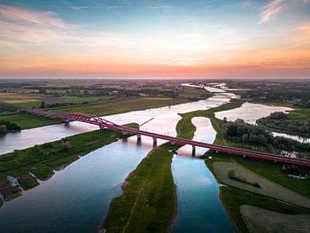 Hanzeboog en IJsselbrug tijdens zonsondergang in Zwolle