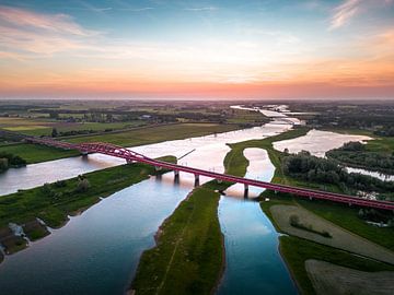 Hanzeboog en IJsselbrug tijdens zonsondergang in Zwolle van Bas van der Gronde