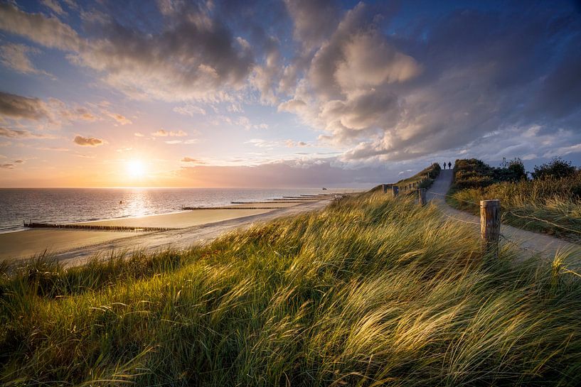 Sonnenuntergang an der Küste von Zeeland, Dünenpfad mit zwei Wanderern von Henno Drop