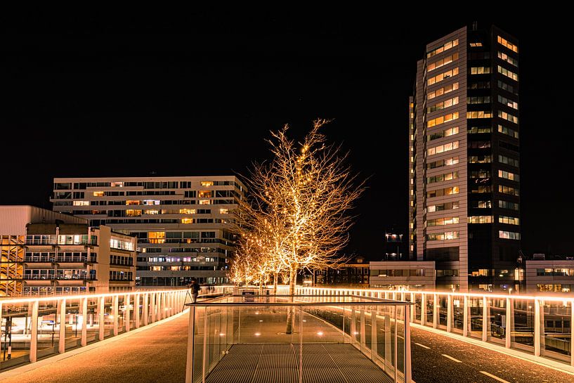 Prachtige verlichting bij de brug boven station Utrecht van Rick van de Kraats