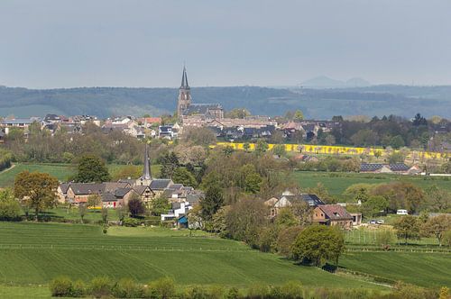 Uitzicht op de kerken van Holset en Vijlen in Zuid-Limburg