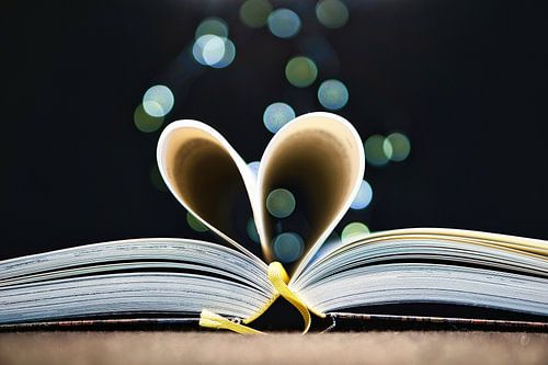 Hartpagina's in een boek met lichte stippen