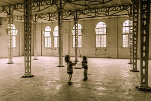 Kinder spielen in der alten Fabrik von Eugene Winthagen