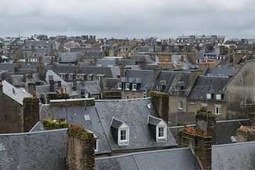Zicht over Franse daken in Avranches van Patrick Verhoef