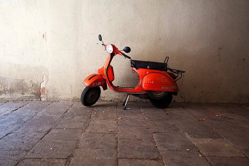 Rode vintage scooter in een oude straatje in Barcelona, Spanje