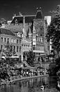 Die Utrechter Oudegracht an einem Sommertag in schwarz-weiß von André Blom Fotografie Utrecht Miniaturansicht