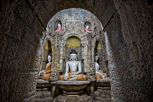Sitzende Buddhas in der Tempelanlage Mrauk U Burma Myanmar. von Ron van der Stappen