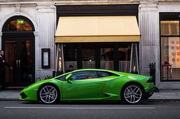 Lamborghini Huracan bij een restaurant in London van Joost Prins Photograhy