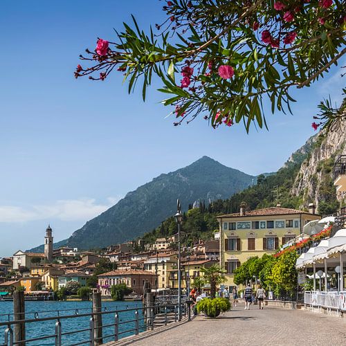 GARDASEE Idyllische Uferpromenade in Limone sul Garda  van Melanie Viola