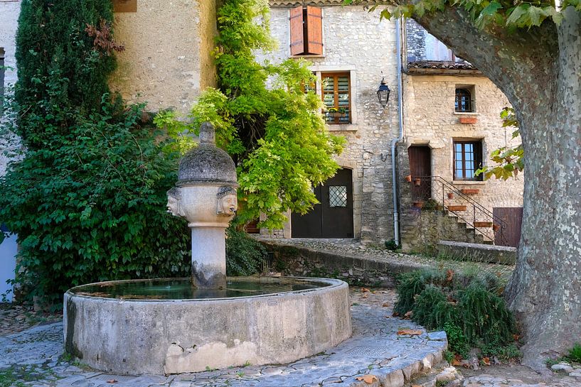 Place avec fontaine à Vaison la Romaine (Provence) par Flatfield