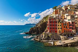 Blick auf Riomaggiore an der Mittelmeerküste in Italien