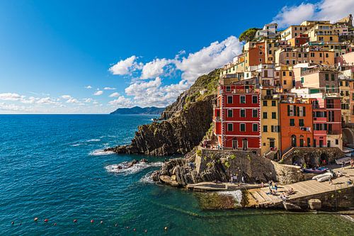 Blick auf Riomaggiore an der Mittelmeerküste in Italien