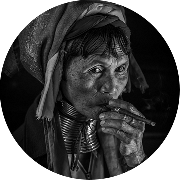 Cheroot rokende oude vrouw in  Inle. Wout Kok One2expose van Wout Kok