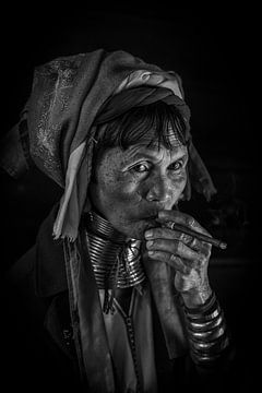 Vieille femme de la tribu de long cou en Inle fumant un cigare de cigarillo ou cheroot sur Wout Kok