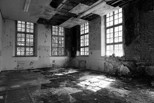 Verlaten ruimte met hoge ramen en verval in klooster Valkenburg