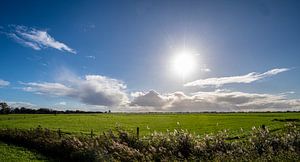 Niederländische Landschaft mit bedrohlichen Wolken.