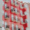 Gebouw in Porto met rode tegels en balkonnetjes van Sanne Overeijnder