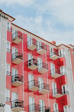 Gebouw in Porto met rode tegels en balkonnetjes