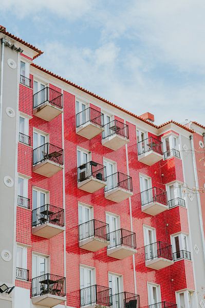 Gebouw in Porto met rode tegels en balkonnetjes van Sanne Overeijnder