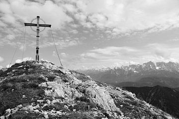 Montagnes dans le brouillard - des moments naturels mystiques pleins d'ambiance et de calme. Acheter maintenant une peinture murale ou une toile et vivre la magie de la montagne.