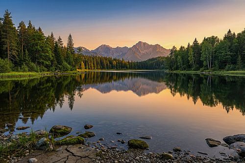 Alpengloren bij het spiegelmeer