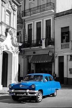 Blauwe oldtimer in oude stadsstraat van Havana Cuba van Dieter Walther