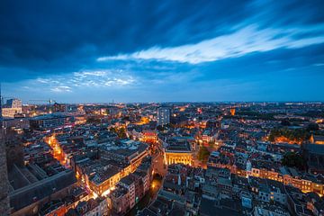 Die Stadt Utrecht während der blauen Stunde vom Domturm aus! von Peter Haastrecht, van