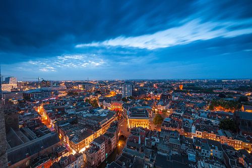 Utrecht stad tijdens het blauwe uurtje vanaf de Domtoren!
