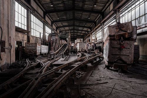 poussière noire - circulation de wagons d'une mine abandonnée