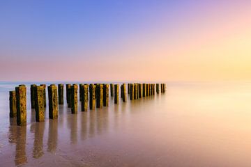 Into the Light - Sonnenuntergang Westkapelle in Zeeland an einem schönen Sommerabend von Bas Meelker