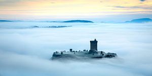 Château Polignac dans la brume matinale