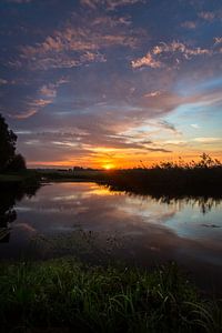 Sonnenaufgang mit vielen verschiedenen Farben von Wilco Bos