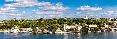 Panoramisch uitzicht Havana Cuba met standbeeld van Christus en huis van Che Guevara