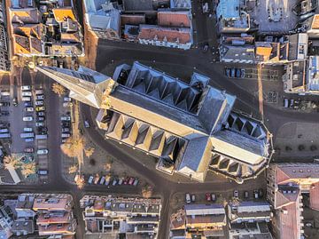 Kampen Bovenkerk tijdens een koude winterochtend van bovenaf gezien