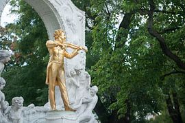 Johann Strauss statue by Richard Wareham