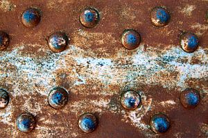 Blaue Nieten und rot verrostetes Metall
