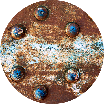 Blauwe klinknagels en rood verroest metaal