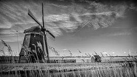 Windmolen langs kanaal in Noord-Holland by Arjen Schippers