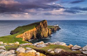 Zonsondergang bij de vuurtoren, Neist Point, Isle of Skye, Schotland van Sebastian Rollé - travel, nature & landscape photography