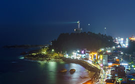 Leuchtturm über einem koreanischen Küstenort